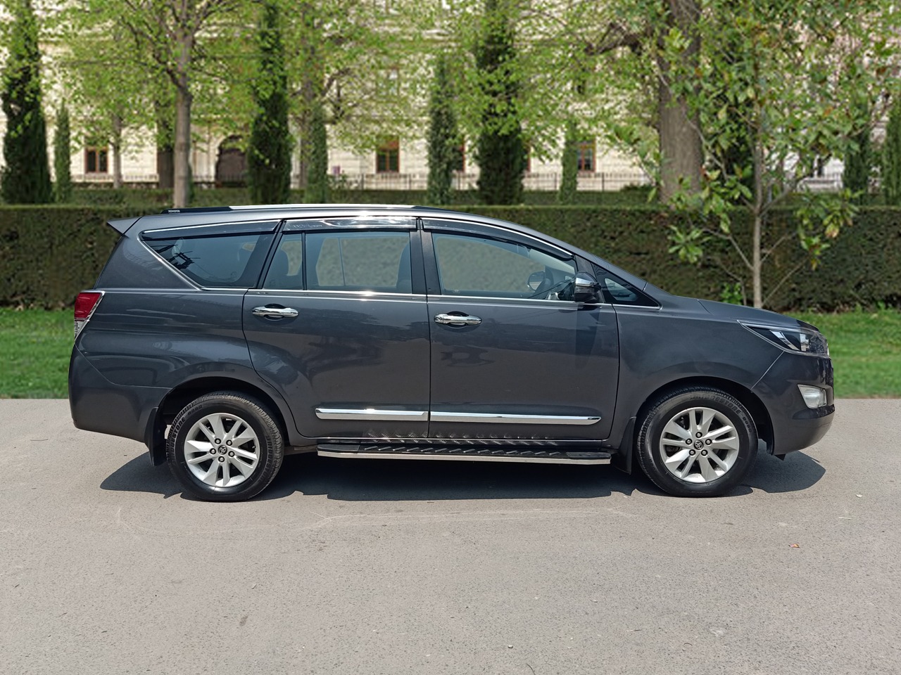 Toyota Innova Crysta Gx thumbnail 5